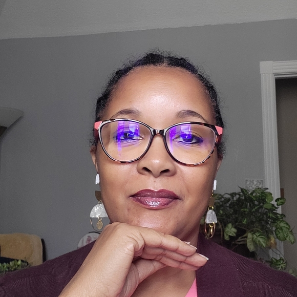 Meet your Posher, Andrea - Picture 2 of 4